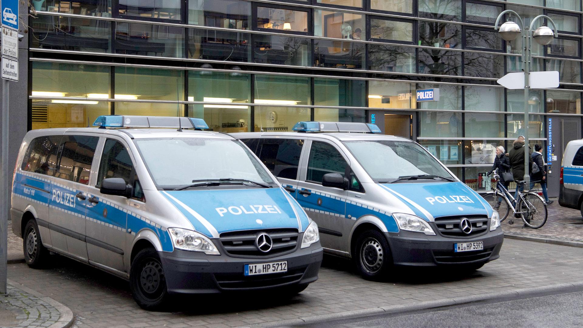 Vor dem 1. Revier in Frankfurt: Hinterlassen von Kot und Urin in Streifenwagen | hessenschau.de