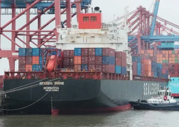 Frachter erreicht nach der Nordostpassage den Hamburger Hafen