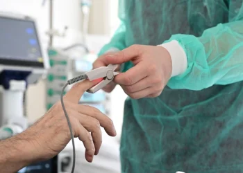 Arbeitgeber fordern die Abschaffung der kostenlosen Mitversicherung für Ehegatten