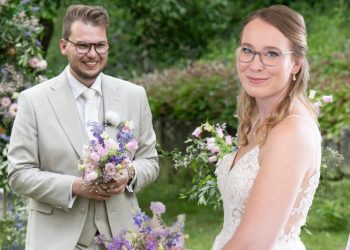 Der Bräutigam steht alleine da, nachdem er Ja gesagt hat