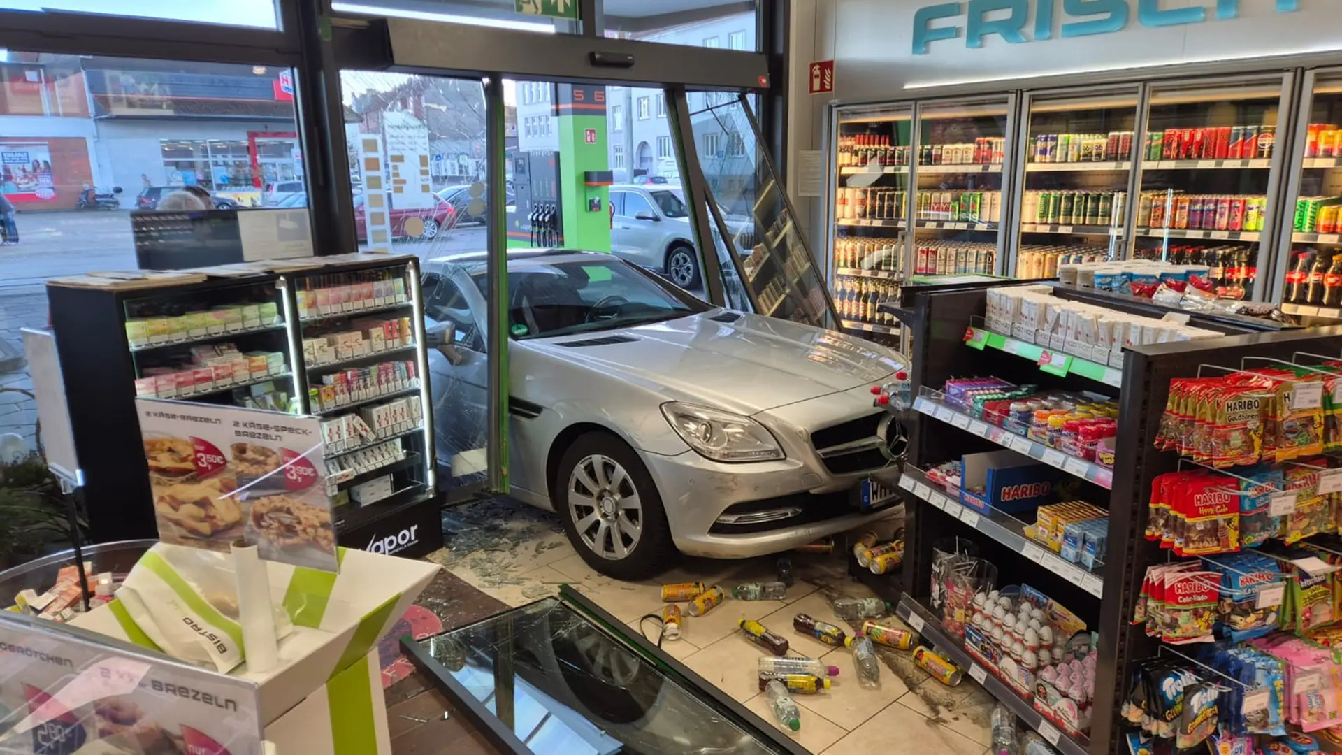 Wilhelmshaven: Frau fährt mit Auto in Tankstellengebäude