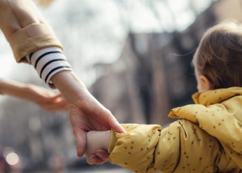 18-Jähriger schnappt sich angeblich Kleinkind und rennt weg