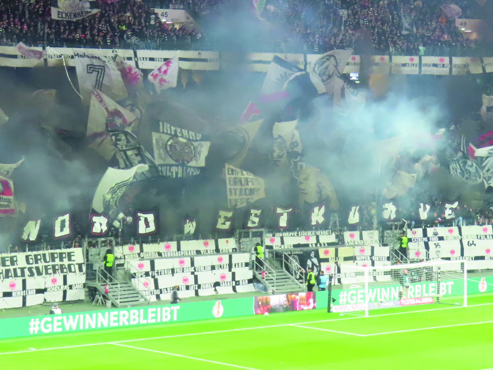 Viel Pyrotechnik in der zweiten Runde des DFB-Pokals zwischen Eintracht Frankfurt und Borussia Dortmund