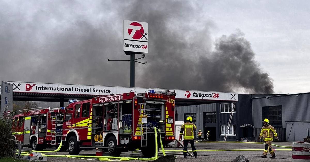 Rauchwolke nach Explosion und Großbrand
