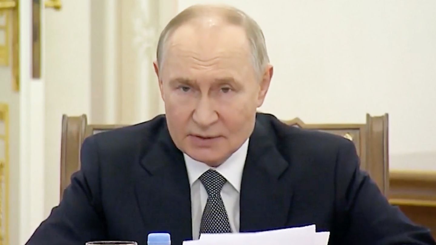 Wladimir Putin gibt Fehler zu, nachdem bei einem Flugzeugabsturz 38 Menschen ums Leben kamen Wladimir Putin gibt Fehler zu, nachdem bei einem Flugzeugabsturz 38 Menschen ums Leben kamen