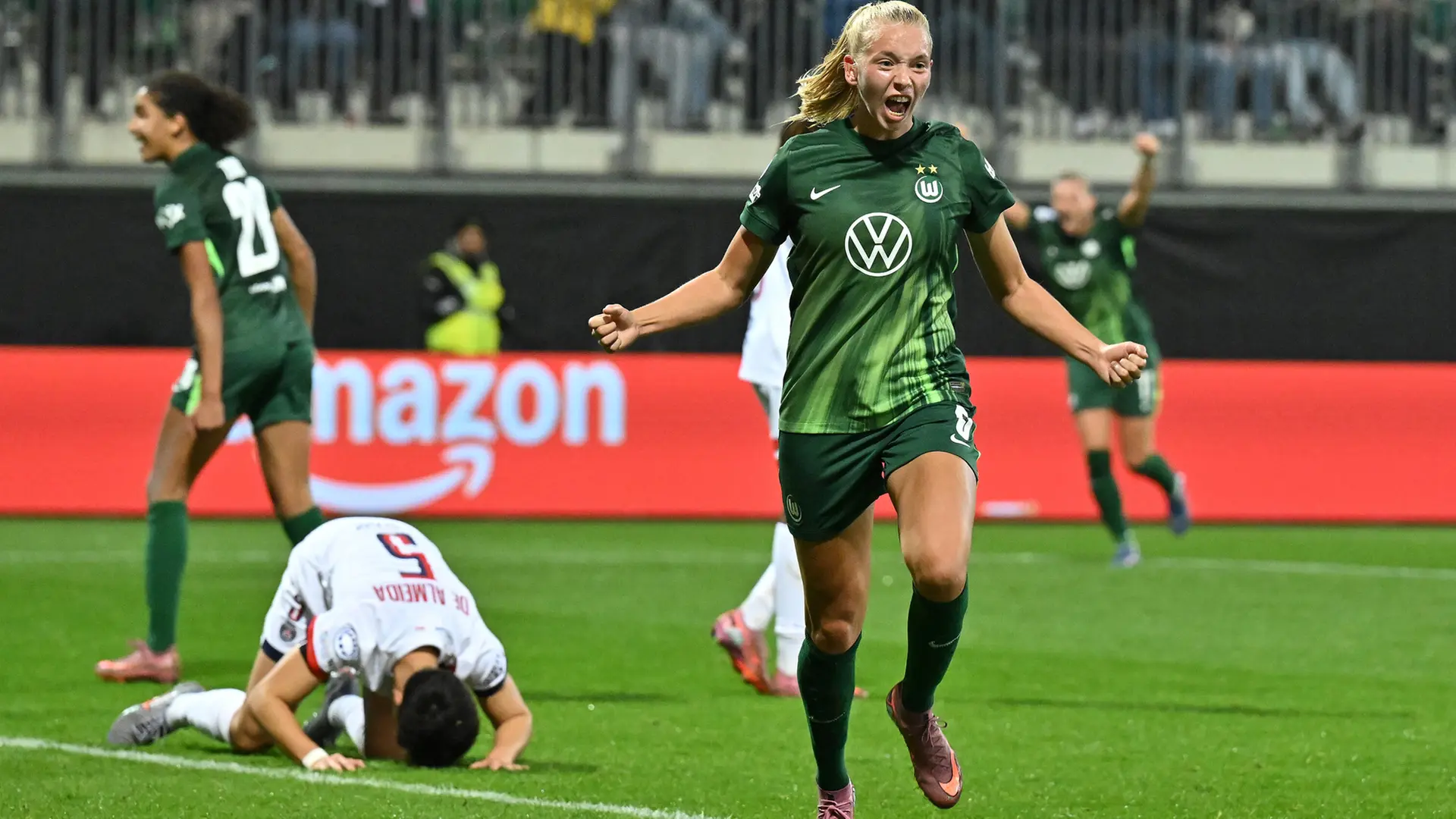 Champions League: Wolfsburgs Frauen besiegen Paris SG mit 4:0 Champions League: Wolfsburgs Frauen besiegen Paris SG mit 4:0