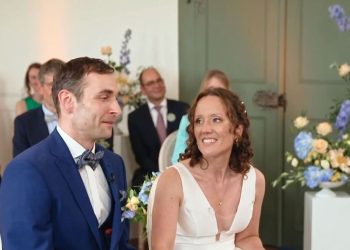 Als sie die Heiratsurkunde betrachtet, ist die Braut erstaunt