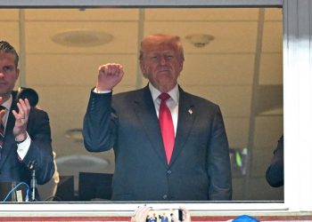 Donald Trump besucht NFL-Spiel im Washington Commanders Stadium – Buhrufe und Trump-Tanz