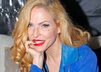 „Seit 28 Jahren in einer wilden Ehe“: Sonya Kraus glücklich verziehen – warum sie „Mister X“ nie zeigen wird.