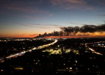 USA: Frachtflugzeug stürzt in Kentucky ab – Tote und Verletzte – Spiegel