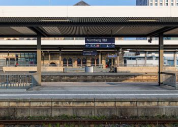 Bahnhof in Nürnberg: Mutter steigt in den ICE – und vergisst ihre Tochter auf dem Bahnsteig