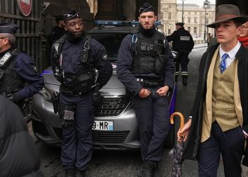 „Louvre Detective“ oder „Fedora Man“: Das ist der 15-Jährige hinter dem viralen Foto