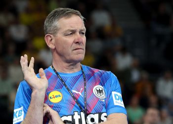Pleite gegen Island: Handball-Bundestrainer coacht im Damen-Trikot | Sport