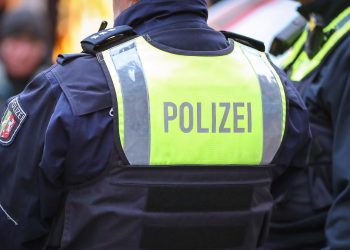Der Tag: Meldung: Polizist ändert Geschlechtseintrag – zur Beförderung?