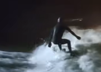 Guerilla-Aktion in der Nacht: Münchner Eisbachwelle von Surfern wiederhergestellt