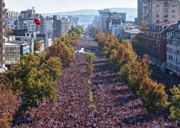 Proteste in Serbien: Zehntausende gedenken der Opfer des Bahnhofsunglücks in Novi Sad