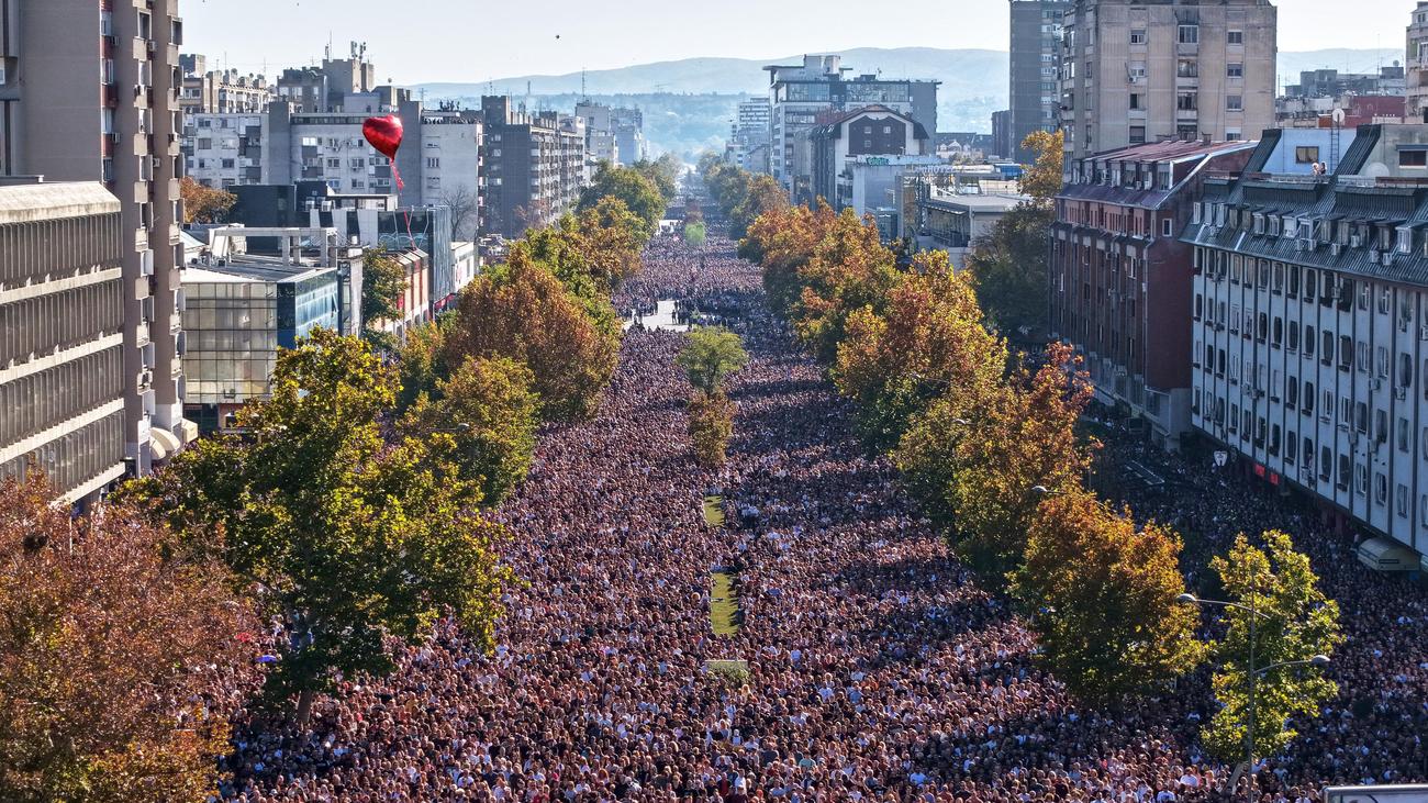 Proteste in Serbien: Zehntausende gedenken der Opfer des Bahnhofsunglücks in Novi Sad