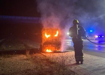 Riesiger Schaden: Mobiler Blitzer auf A61 in Brand gesteckt
