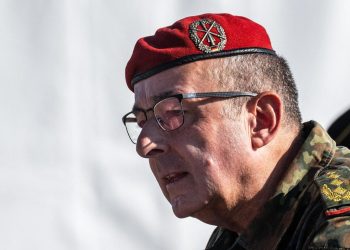 Militärdienst: Generalinspekteur Breuer will alle jungen Männer einberufen lassen