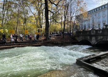 München: Nach der Bachauskehr im Englischen Garten – Eisbach geht ohne Brandungswelle weiter – München