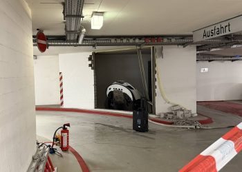 Ludwigsburg: Porsche bleibt in Lüftungsschacht stecken
