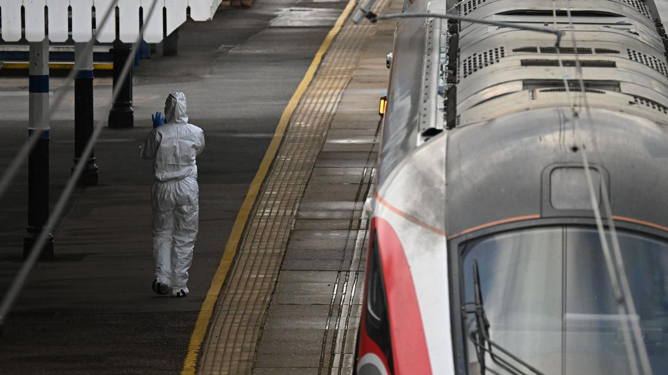 Großbritannien: Verdächtiger nach Messerangriff in Zug angeklagt