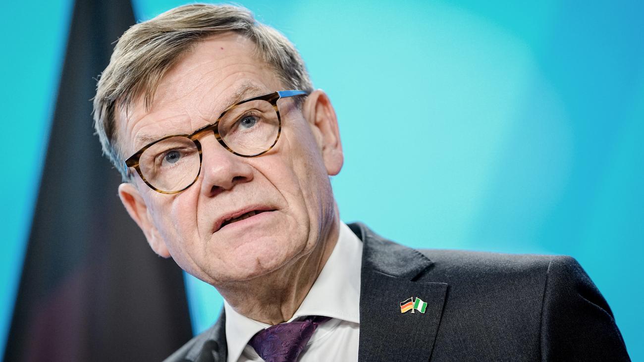 Abschiebungen nach Syrien: Wadephul sieht „überhaupt keinen Unterschied“ zu Kanzler Merz