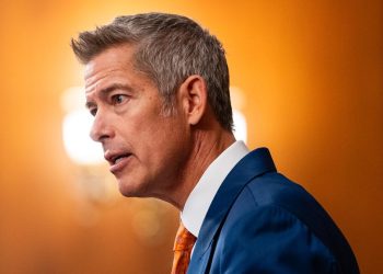 Abschaltung: US-Verkehrsminister droht mit Schließung des Luftraums