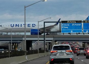 Der US-Überblick am Morgen: US-Regierung ordnet Flugstreichungen an, Kita-Lehrerin festgenommen