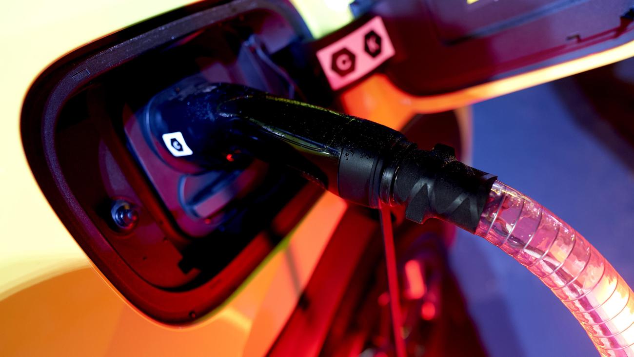 Elektromobilität: Elektroautos sind der Studie zufolge kaum teurer als Verbrenner