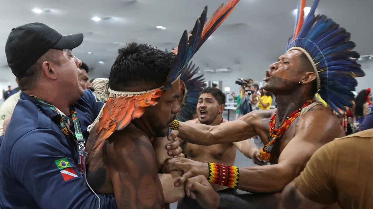 COP30: Zusammenstöße zwischen Einsatzkräften und indigenen Demonstranten