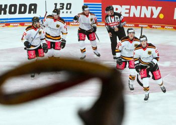 Auftaktsieg beim Deutschland-Cup: DEB-Team startet siegreich ins vorolympische Achtelfinale und Stechen