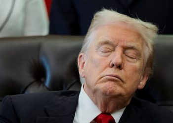 Donald Trumps Augen schließen sich bei Pressekonferenz – Demokraten verspotten „Dozy Don“