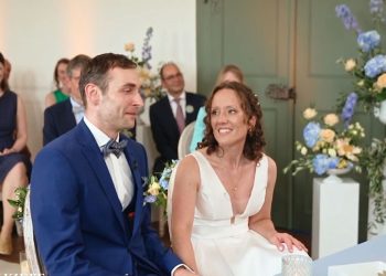 Beim Blick auf die Heiratsurkunde gerät die „Hochzeit auf den ersten Blick“-Braut ins Staunen