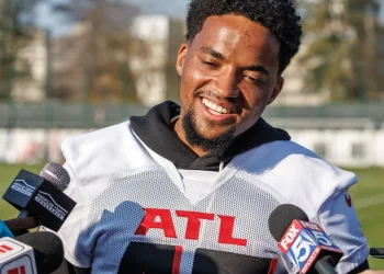 Lenny Krieg steckt bei den Atlanta Falcons in einer Zwickmühle