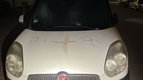 Hakenkreuz-Horror in Hanau: Fast 50 Autos mit Blut beschmiert | Regional