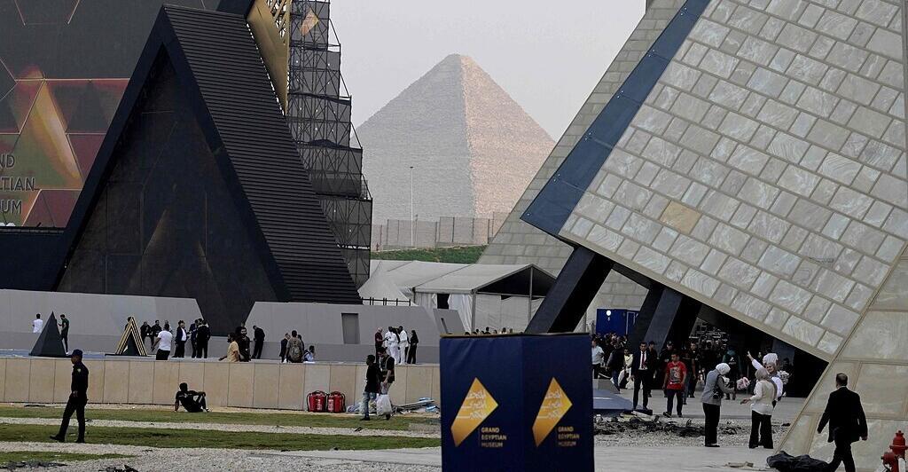 „Doppelt so groß wie der Louvre“: Ägypten eröffnet riesiges Museum in der Nähe der Pyramiden