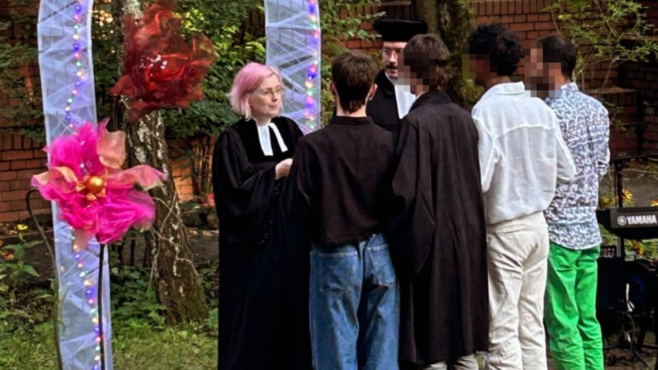 „Was hätte Gott dagegen?“: Pfarrer heiratet 4 Männer | Regional