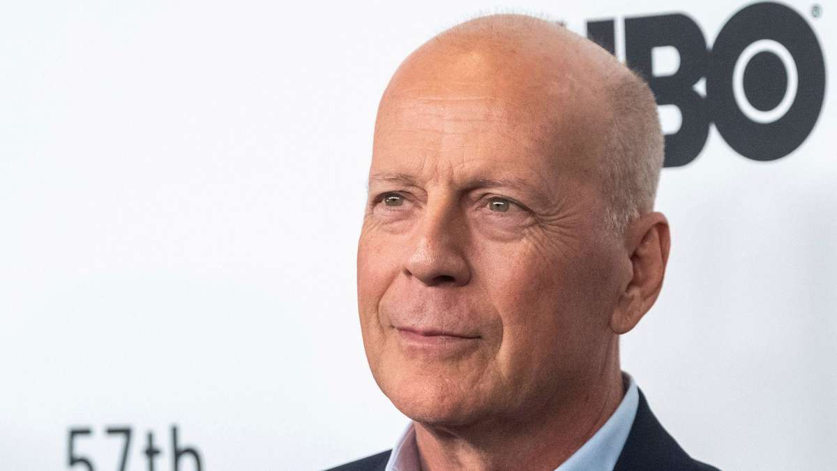 Seltene Fotos zeigen Bruce Willis beim Spaziergang mit seiner Pflegekraft