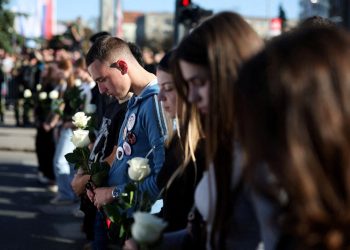 Gedenken in Serbien: Schweigen für die Toten, Wut auf die Verantwortlichen