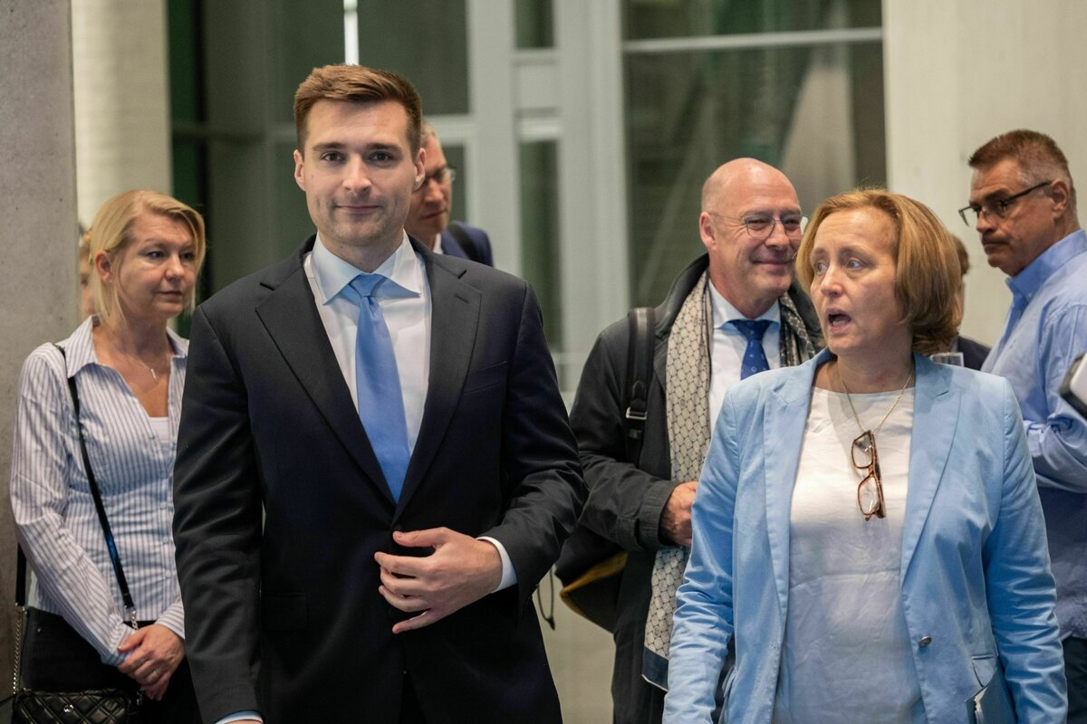 AfD empfängt Trump-Berater: Beim Gottesdienst mit dem MAGA-Guru