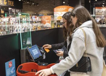 Kleingeld-Trick an Selbstbedienungskassen sorgt für Aufsehen – Rewe greift ein