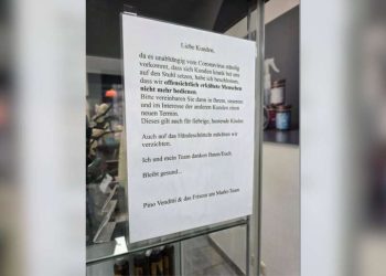 Der Friseur kündigt einen Aushang vor dem Salon an – und möchte einige Kunden nicht mehr bedienen