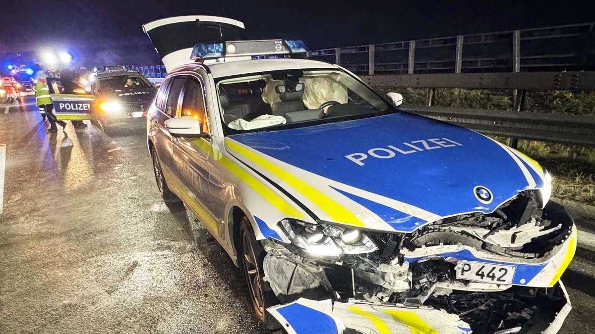 Geisterfahrer rast über A995 und A8 und verursacht schweren Unfall mit Polizeiauto bei Irschenberg