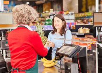 Rewe-Kassiererin verrät, welche Artikel den Kunden an der Supermarktkasse Unbehagen bereiten