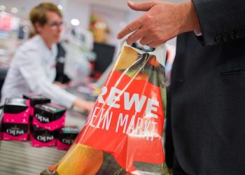 Rewe-Kassiererin verrät, welche Einkäufe Kunden an der Supermarktkasse als peinlich empfinden