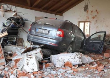 Auto kommt in Sankt Erasmus von der Straße ab und kracht in die Garage: zwei Schwerverletzte