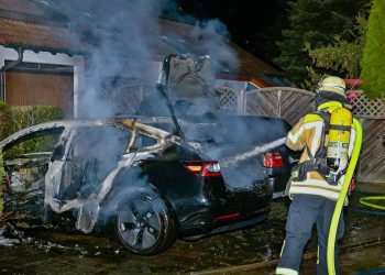E-Autos als Brandgefahr? Feuerwehr widerlegt Mythen über die Brandgefahr von Elektrofahrzeugen