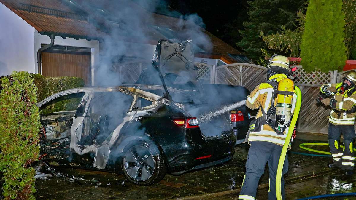 E-Autos als Brandgefahr? Feuerwehr widerlegt Mythen über die Brandgefahr von Elektrofahrzeugen