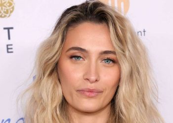 Paris Jackson zeigt ein Loch in der Nase